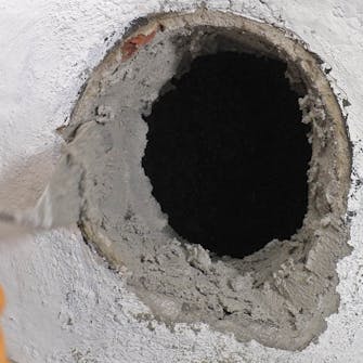 Luk hul efter brændeovn: Når du har et godt lag mørtel på alle sider af hullet Luk hul efter brændeovn: Når du har et godt lag mørtel på alle sider af hullet